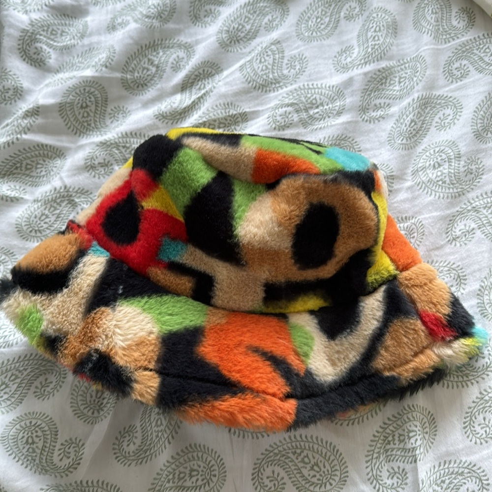 Fuzzy Bucket hat - Picture 3 of 6